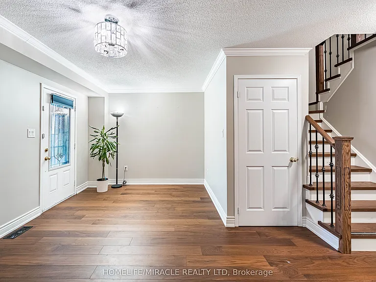 419 Rossland Rd E — Photo 5