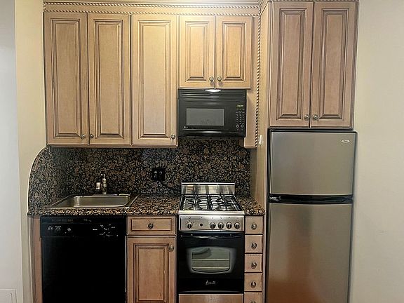 3rd image of 140 W 71st St APT 3F