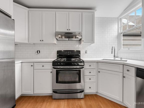 2nd image of 2947 Bush St #2947