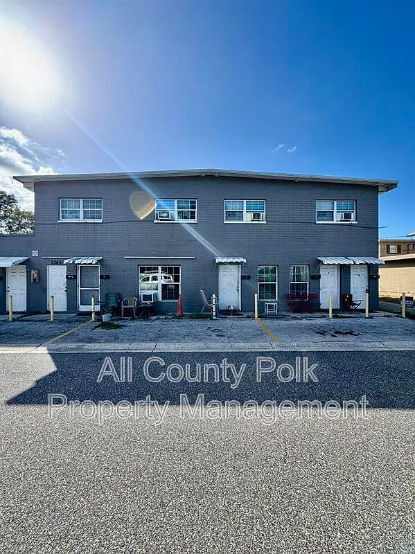 2 bed, 1.0 bath, 800 sqft, $1,250 — Photo 1