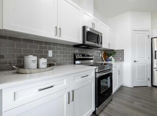 15 E Heritage Point, Cochrane, AB T4C0L3