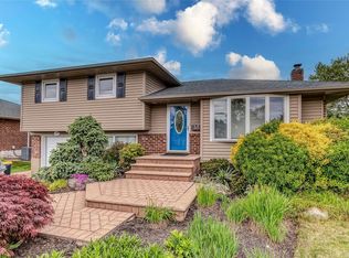 14 Eleanor Ln, Plainview, NY 11803