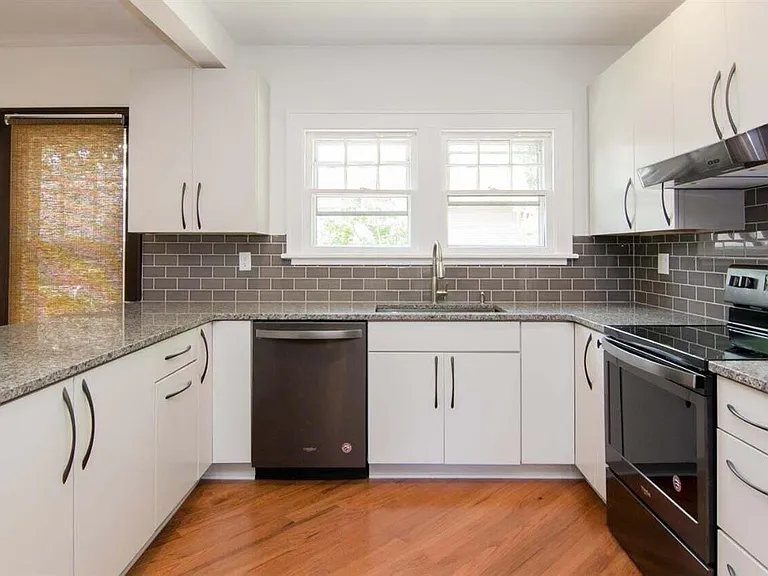 1435 Broadway St — Photo 11
