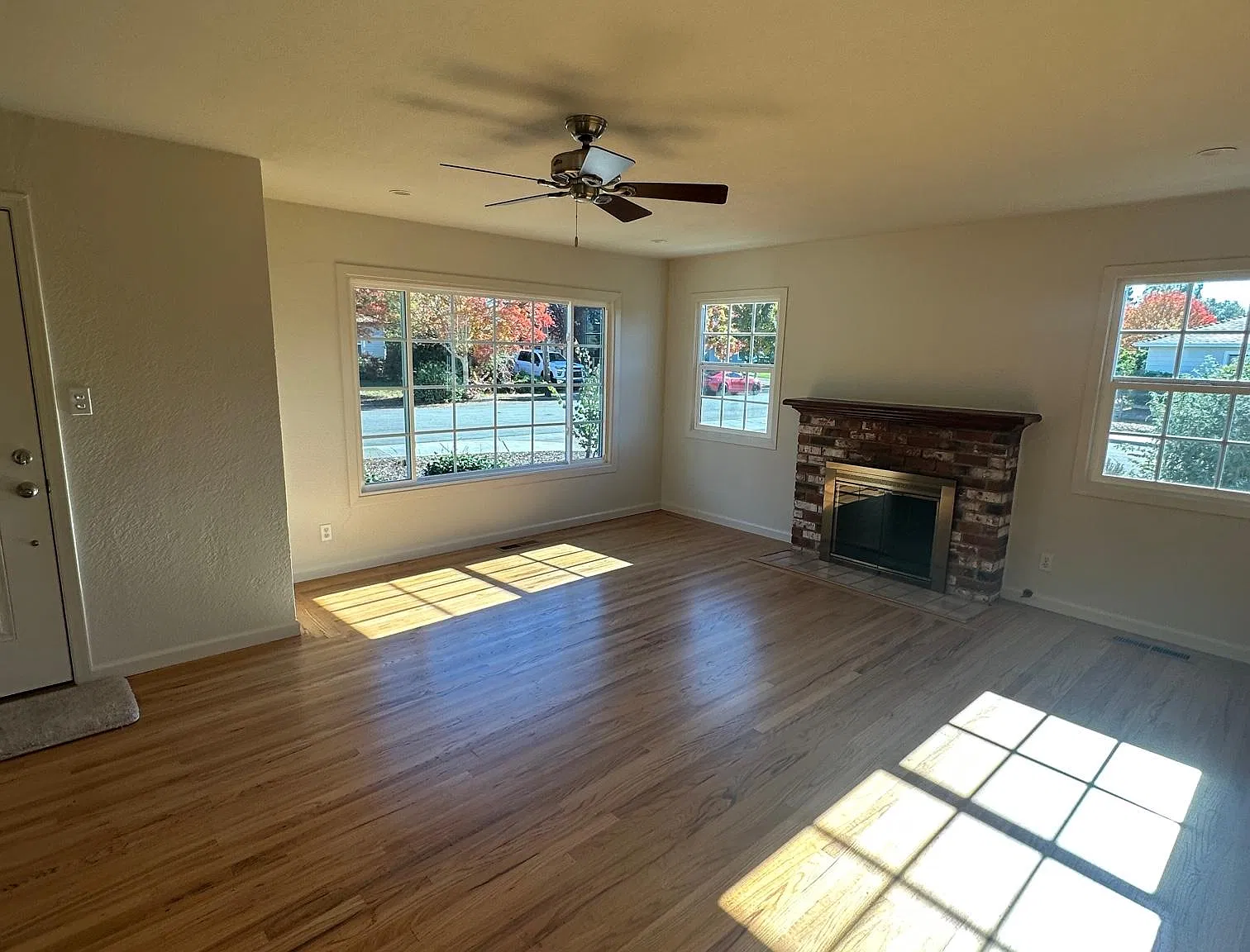 3 bed, 1.5 bath, 1250 sqft, $3,500 — Photo 3