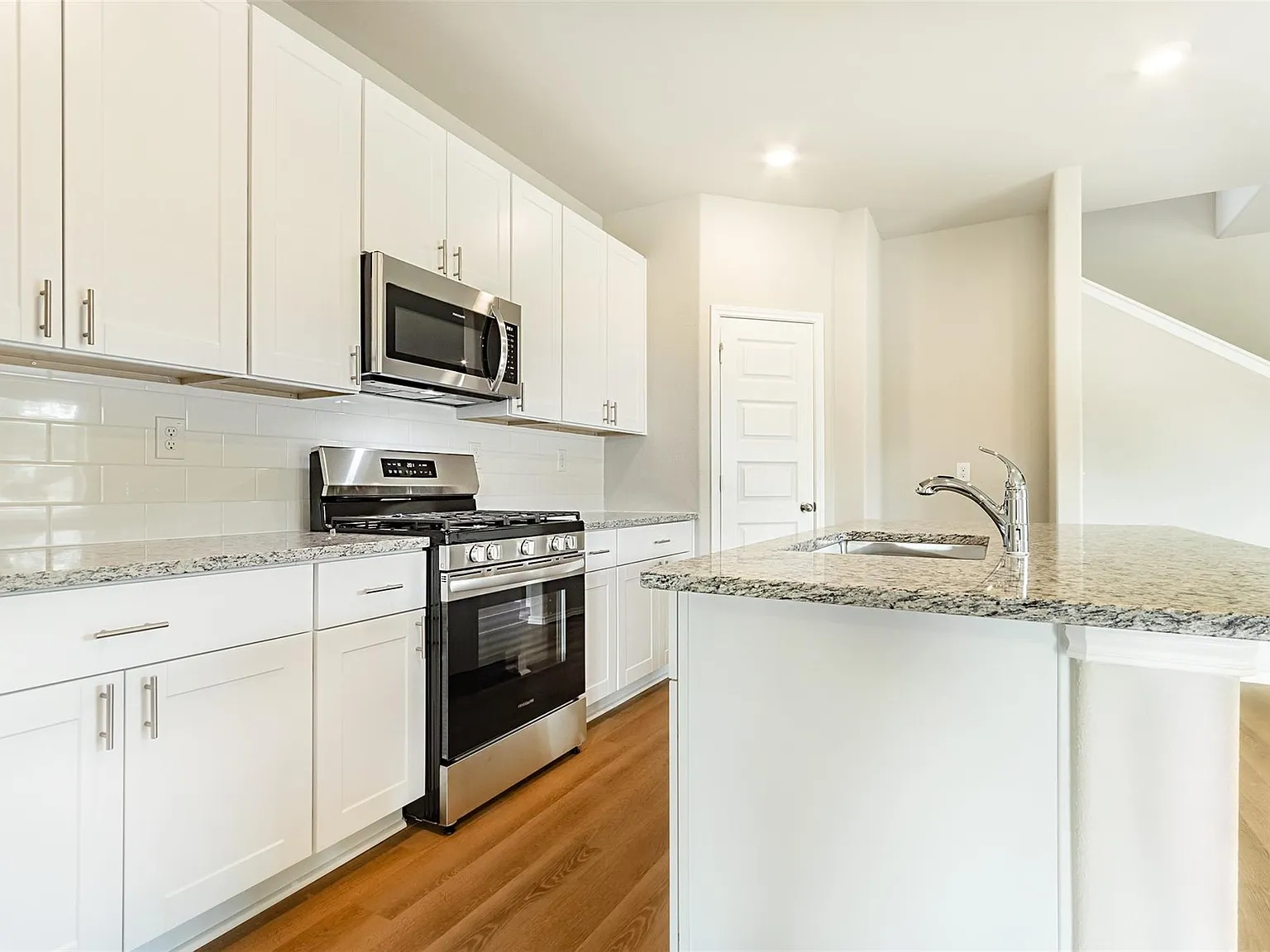 4 bed, 2.5 bath, 2239 sqft, $2,550 — Photo 4