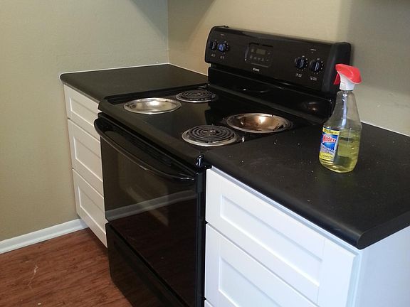 3rd image of 724 Rosewood Ave