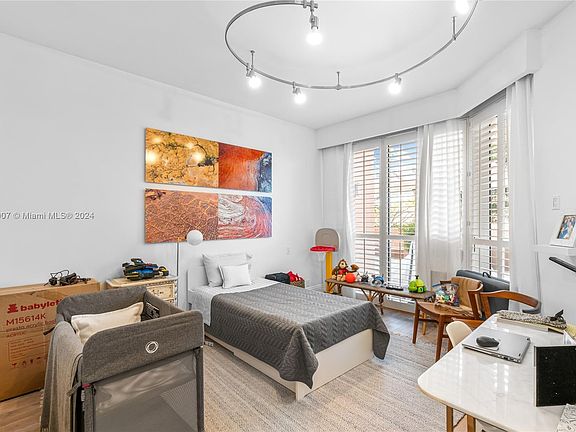 5th image of 10 Edgewater Dr APT 3E