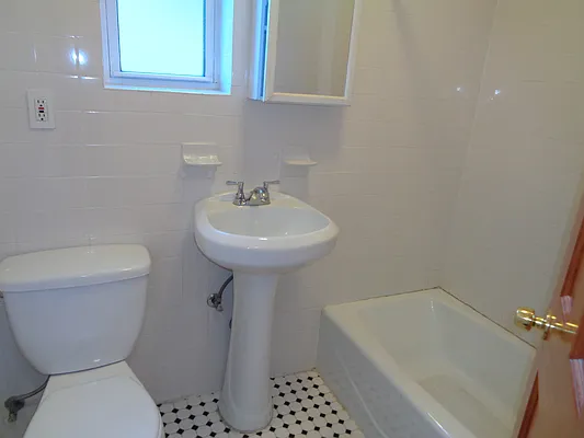 Rented by Zikos Realty Services | media 16