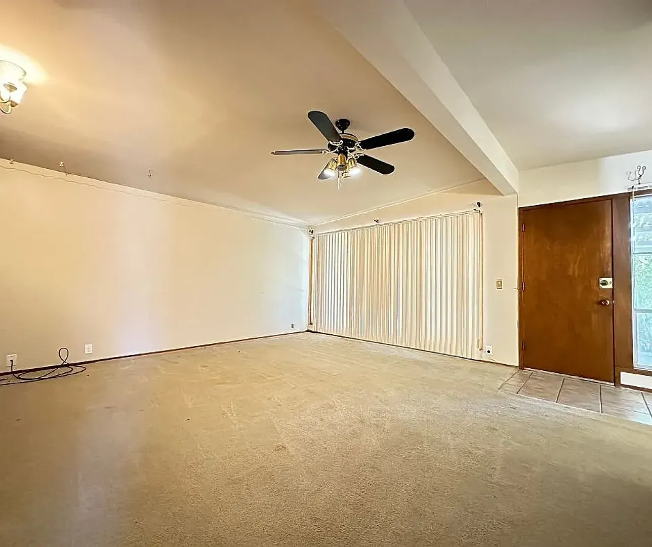 Spacious 4-Bedroom Home Near Loop 289 & University Avenue — Photo 3