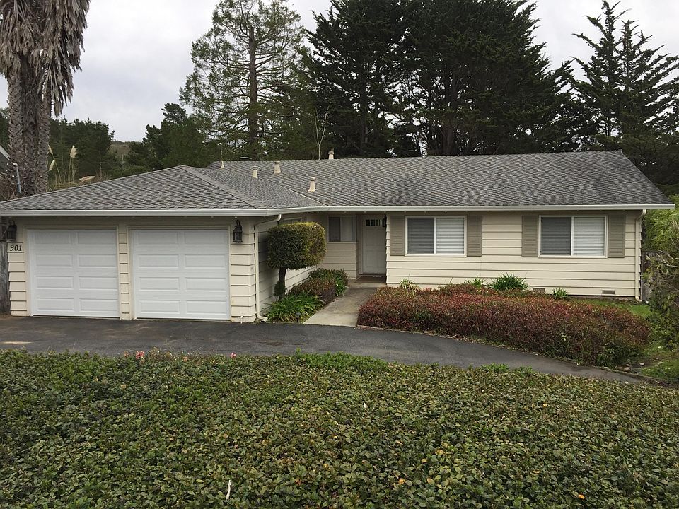 Front: Circle driveway off of Clubhouse.