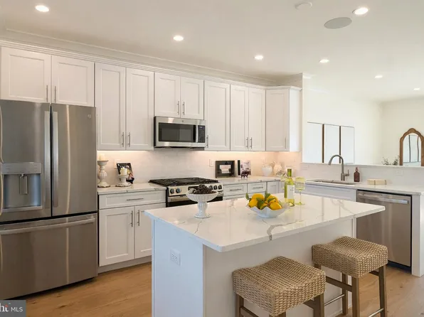 15 Silas Ln, Laurel Springs, NJ 08021