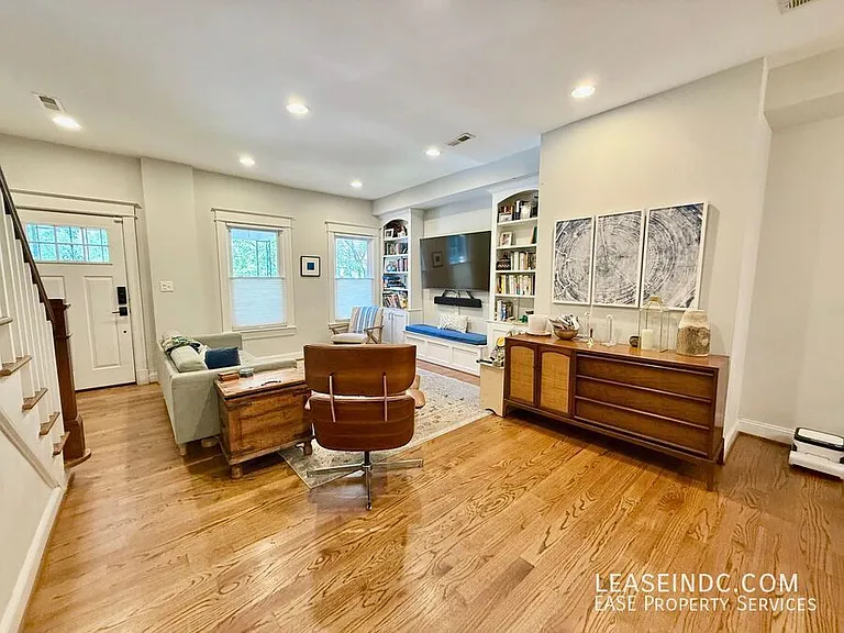 1414 Oak St NW — Photo 5