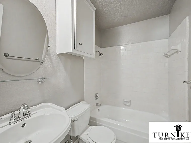913 Springhill Dr — Photo 8