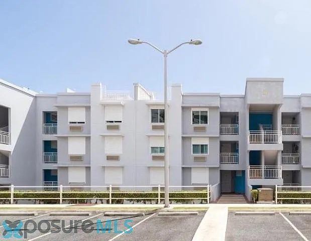 Hillside Village (Condominio) — Photo 1