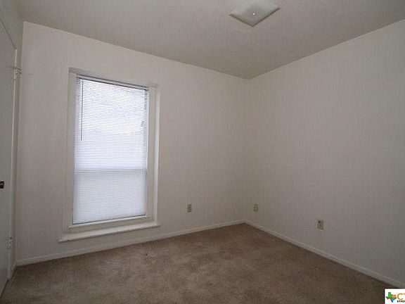 4th image of 2121 Schwertner Dr