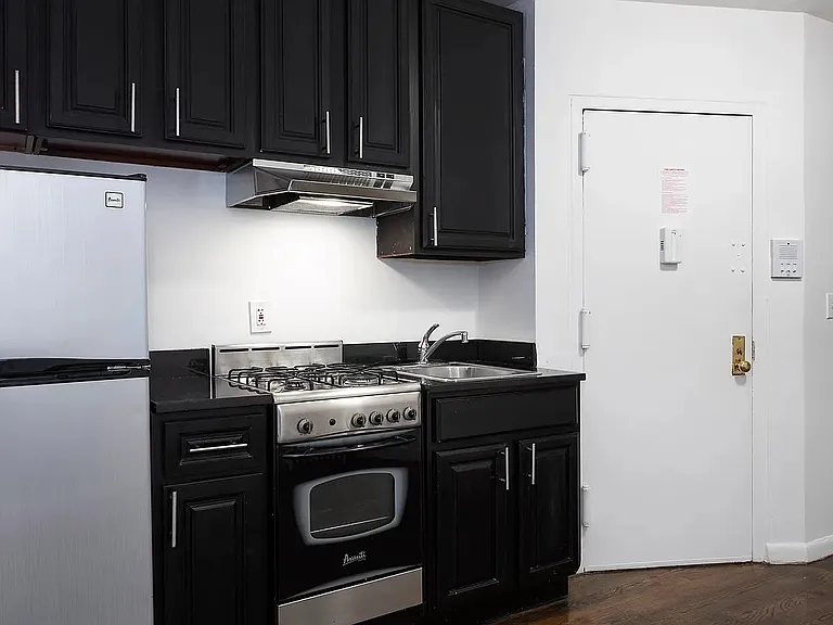 309 E 61st St #8 — Photo 3