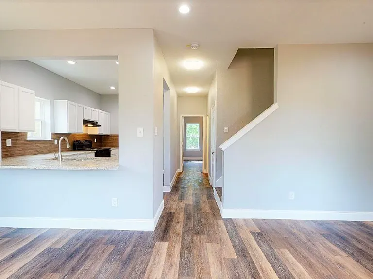 114 E Oak St — Photo 7