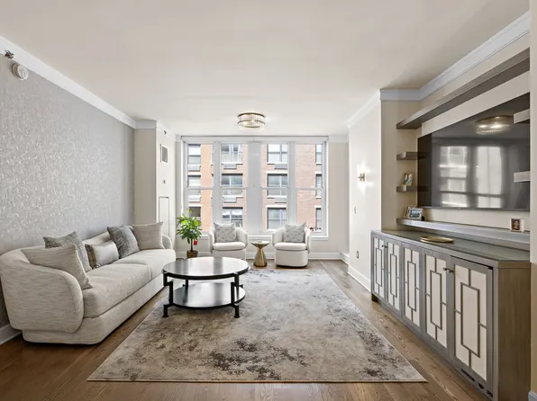 1125 Maxwell Lane image 2 of 40