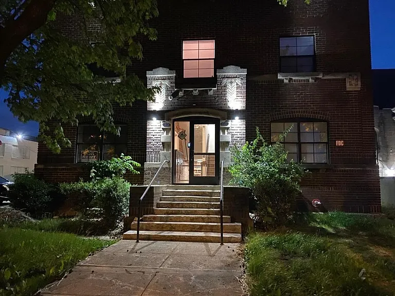 595 E Broad St — Photo 21