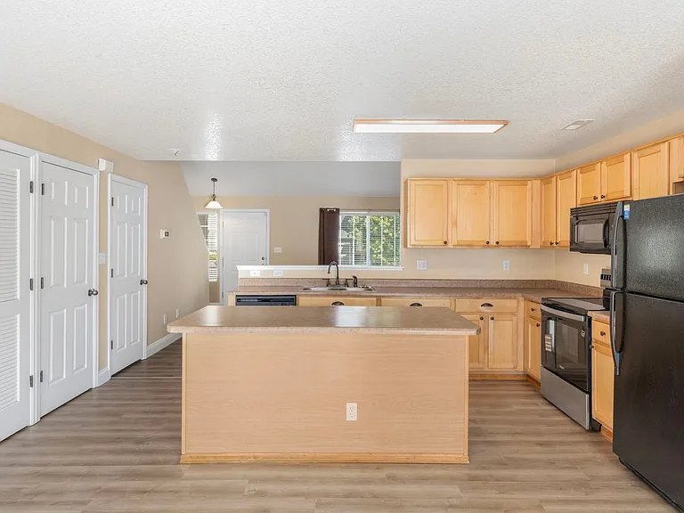 6276 Riverdale Dr — Photo 8