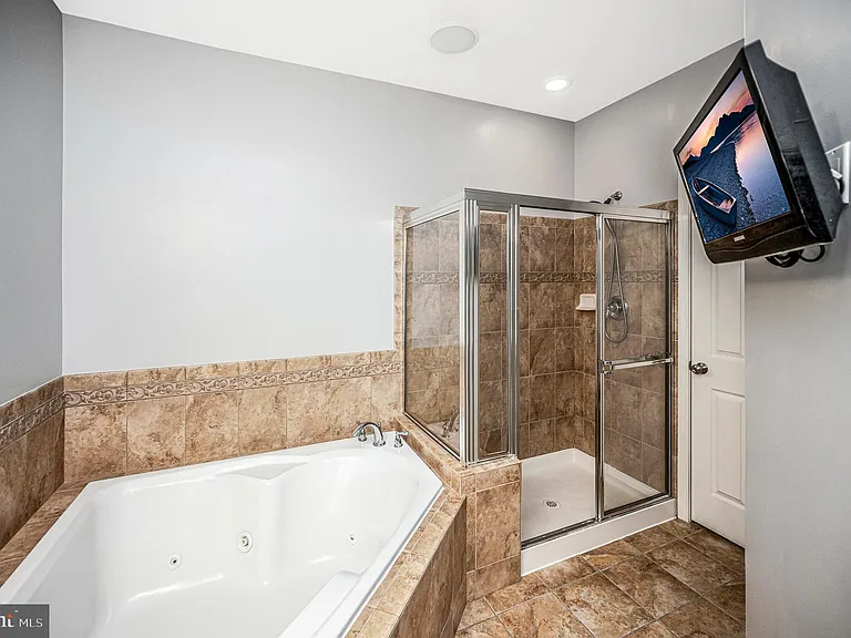 2515 Eastbourne Dr — Photo 24