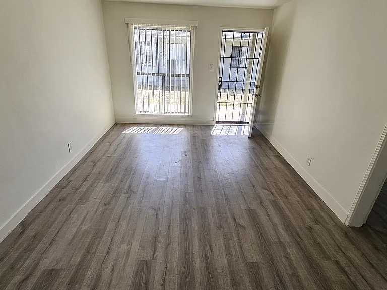 1112 E Fairview Blvd #1112 — Photo 3