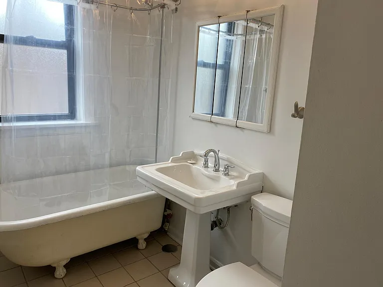 1403 W Winnemac Ave #1 — Photo 9