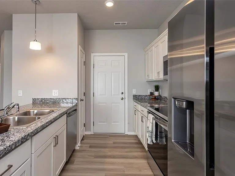 236 NW Greenwood Pl — Photo 5