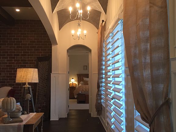 accent hall w doors to porch