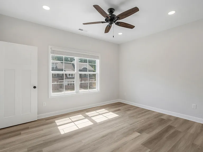 2417 Union St — Photo 17