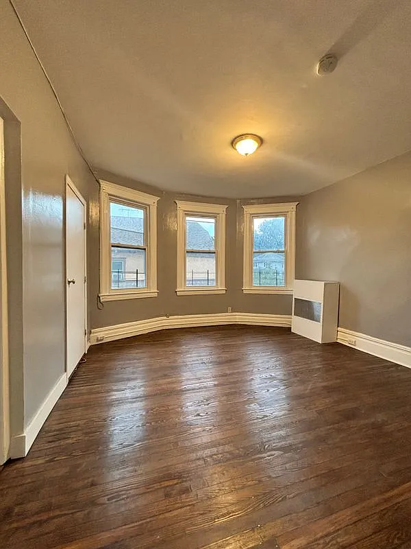 3 bed, 1.0 bath, 1200 sqft, $3,300 — Photo 1