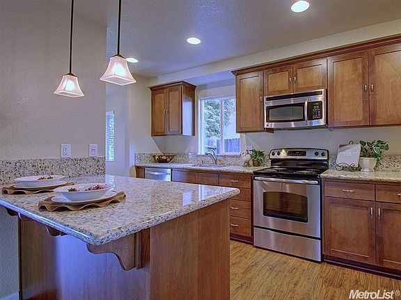 2nd image of 15 Lochness Ct