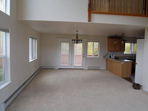 Great Living room/dining room