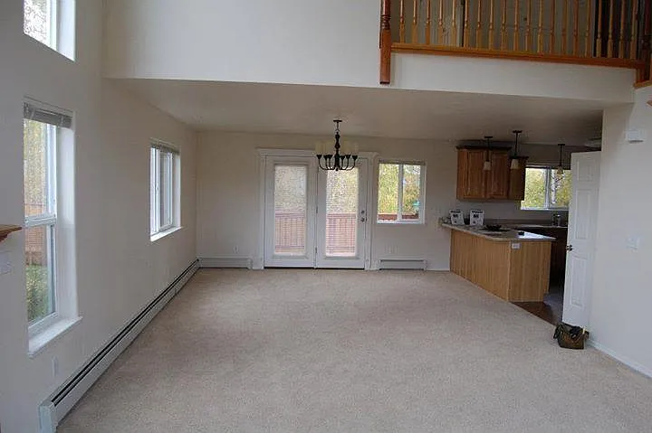 Great Living room/dining room
