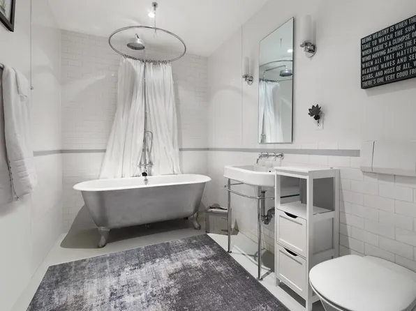 335 West 38th Street image 17 of 17