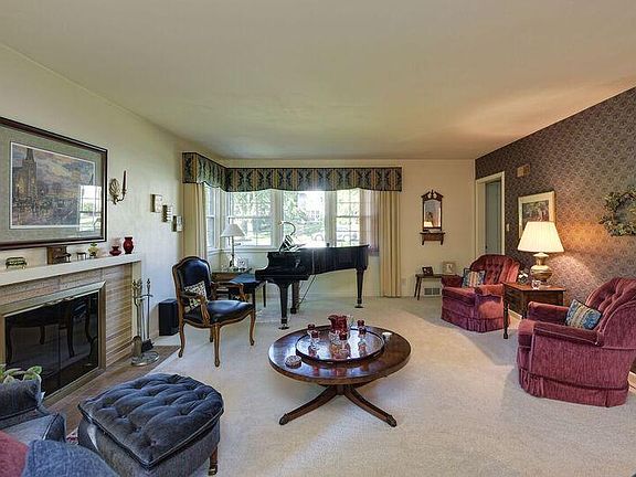3rd image of 653 Highlandview Dr