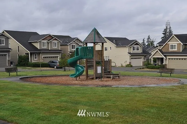 4 bed, 2642 sqft, $3,999 — Photo 4