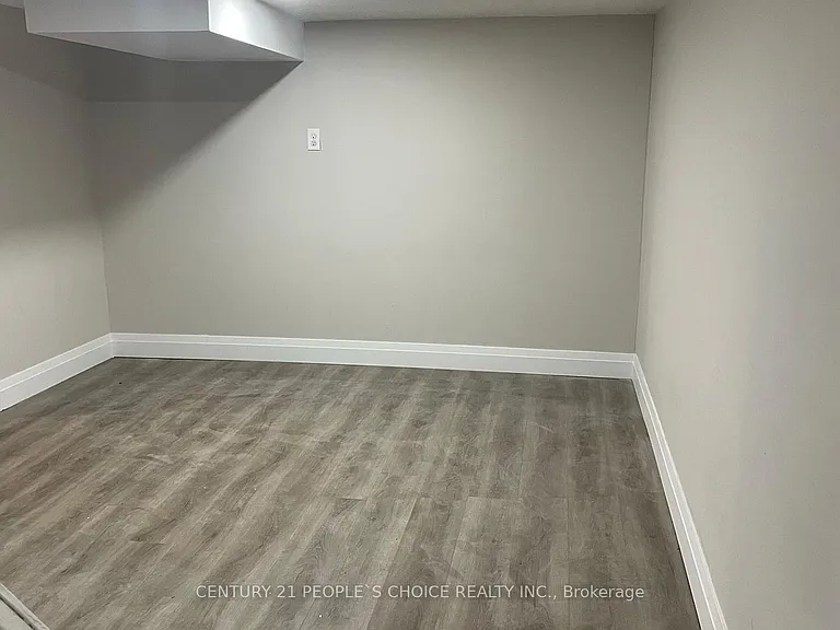136 Edgemont St N — Photo 28