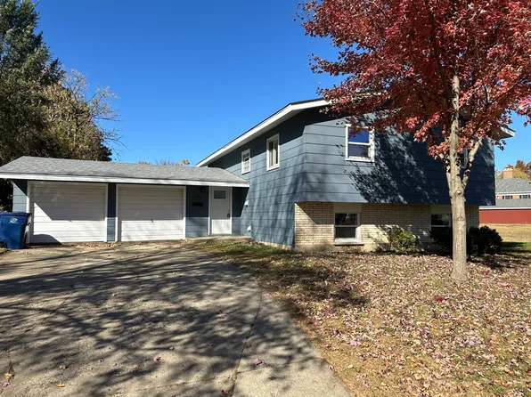 580 Devonshire Ln, Crystal Lake, IL 60014