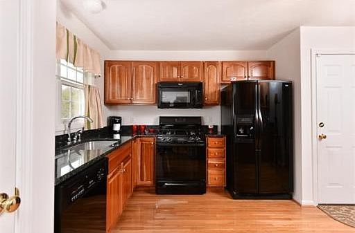 3rd image of 723 Thayer St