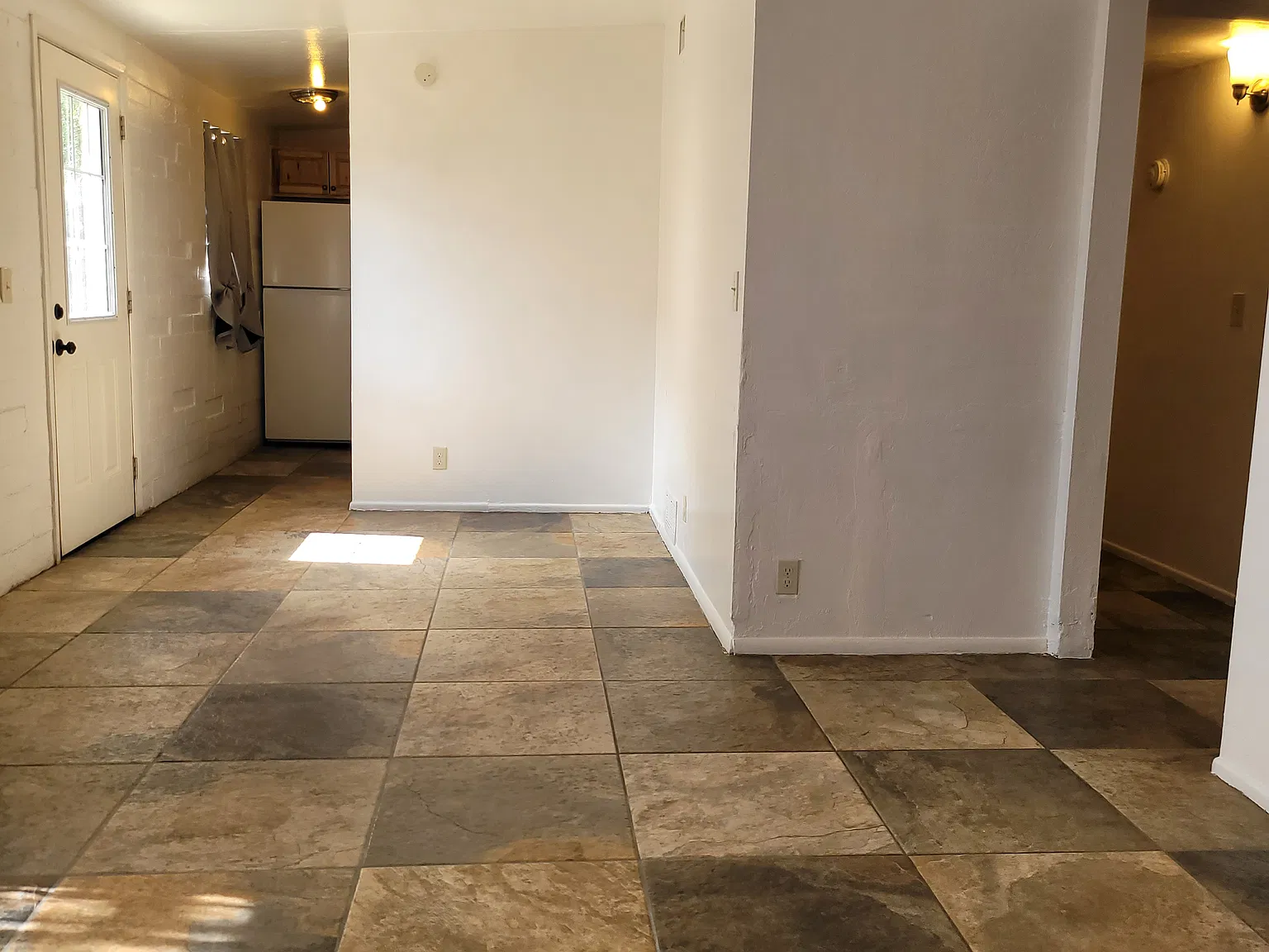 3 bed, 952 sqft, $1,400 — Photo 1