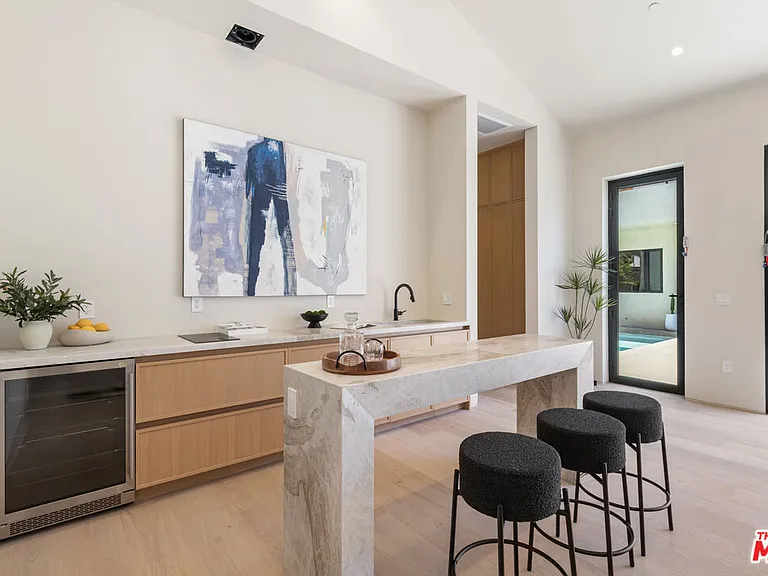15721 Addison St — Photo 40