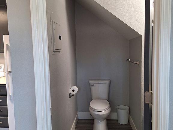 4th image of 2388 Parker Ave #1