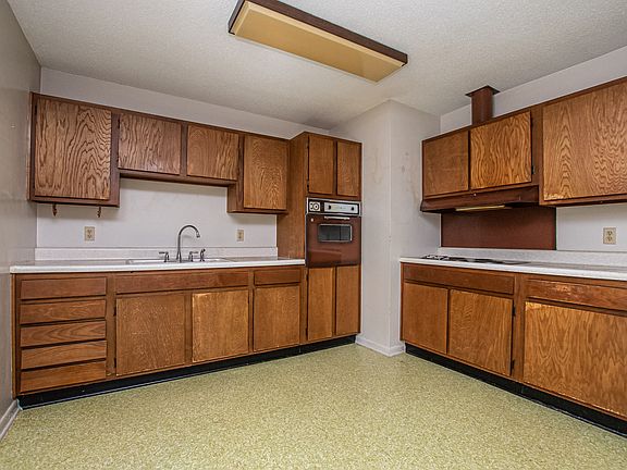 3rd image of 300 Mimosa Dr