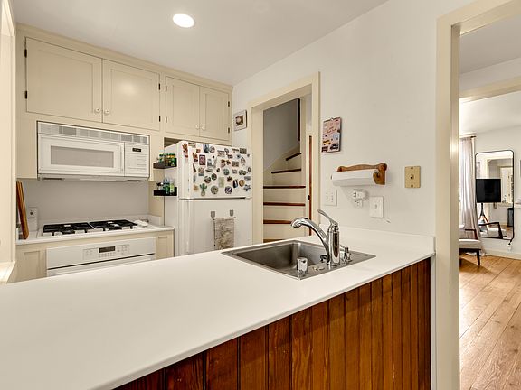 5th image of 217 E Churchill St