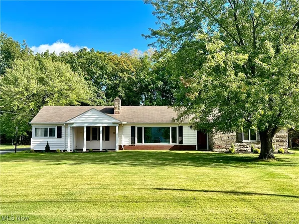 5881 Parkview Ln, Fairview Park, OH 44126