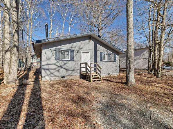 8560 Hillcrest Dr, Tobyhanna, PA 18466