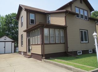 816 W 4th St, Dixon, IL 61021