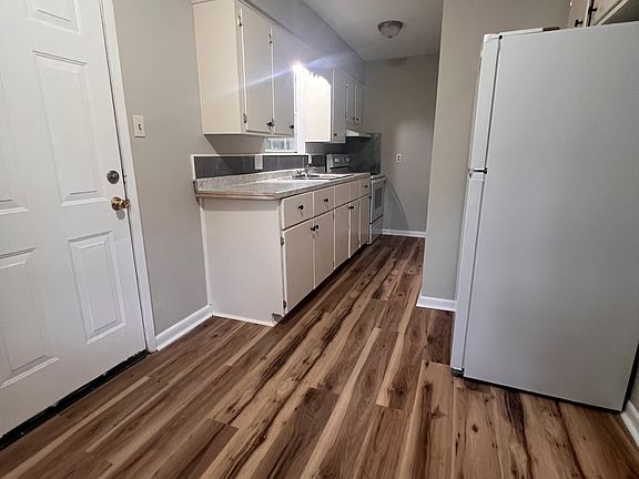 3rd image of 944 Rayburn Dr #A