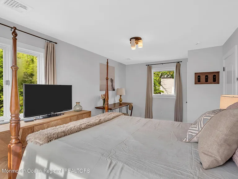 237 Bay Ave — Photo 31